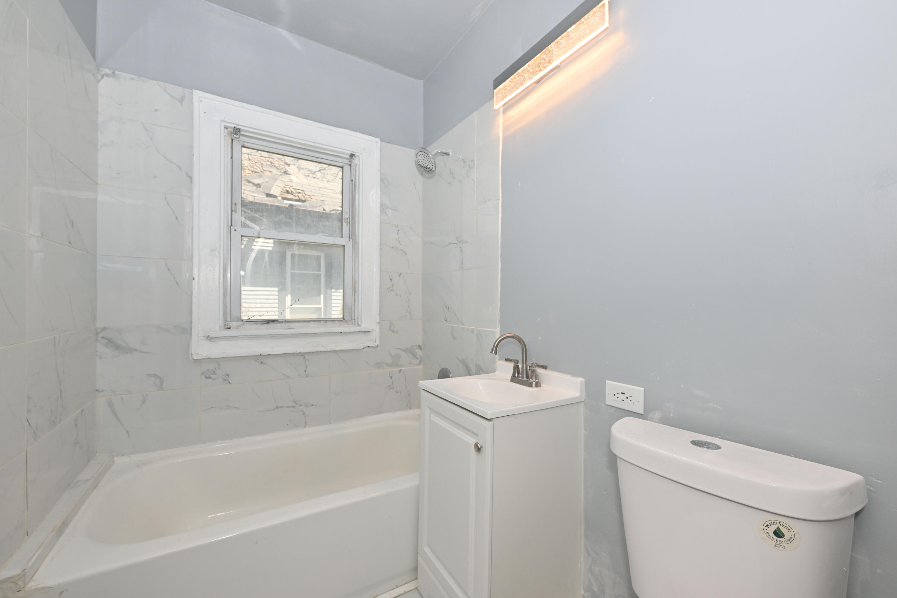 3052 North 40th Street Milwaukee, WI 53210 - Photo 23 of 43 Full Bathroom