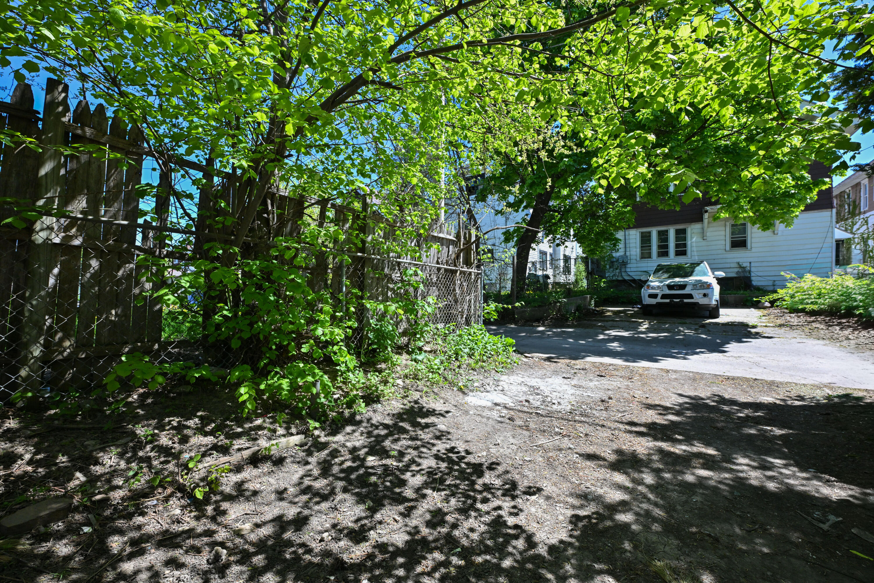 3052 North 40th Street Milwaukee, WI 53210 - Photo 42 of 43 Yard & Parking