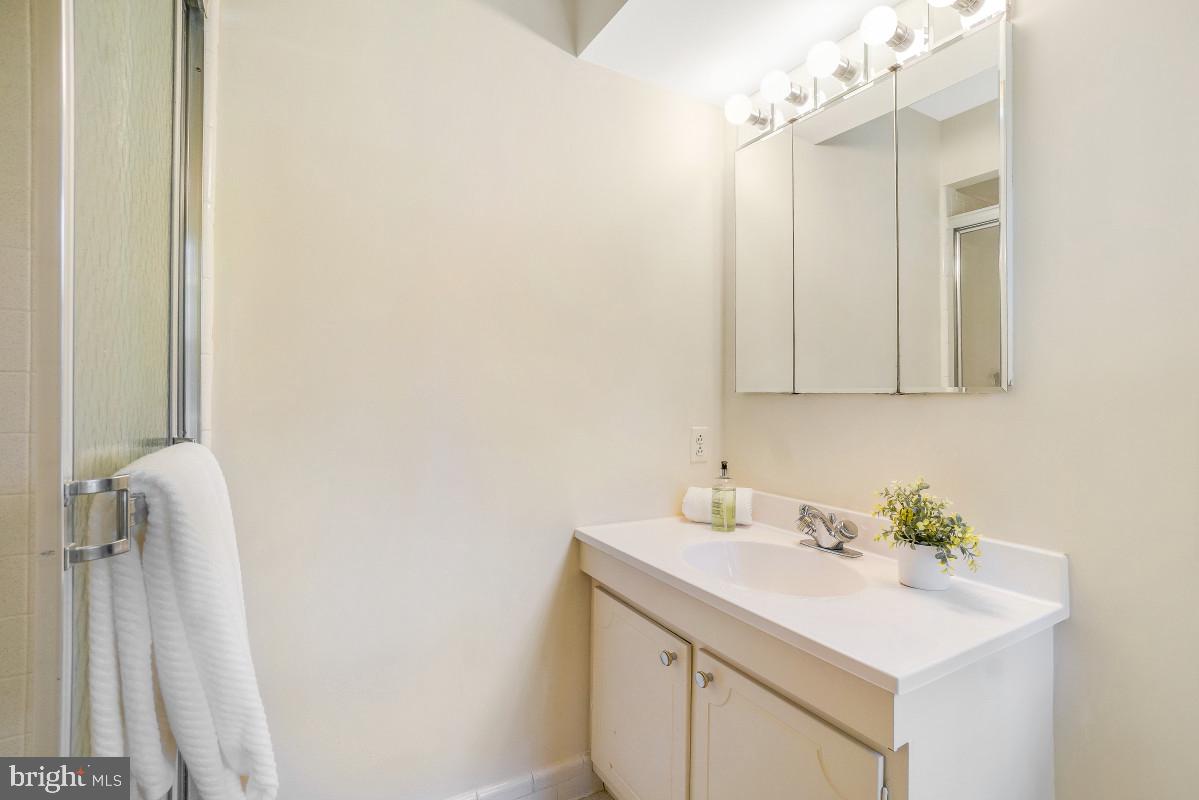 8006 Greentree Road Bethesda, MD 20817 - Photo 28 of 44 En Suite Bath Bedroom #2