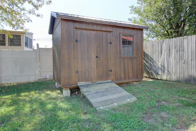 a view of a backyard