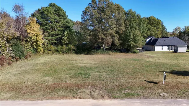 a view of a yard with a house