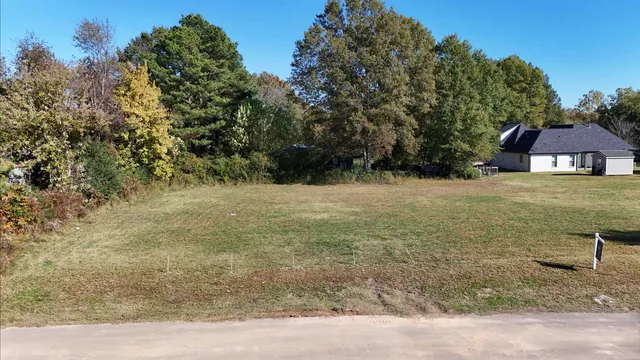a view of a yard with a house