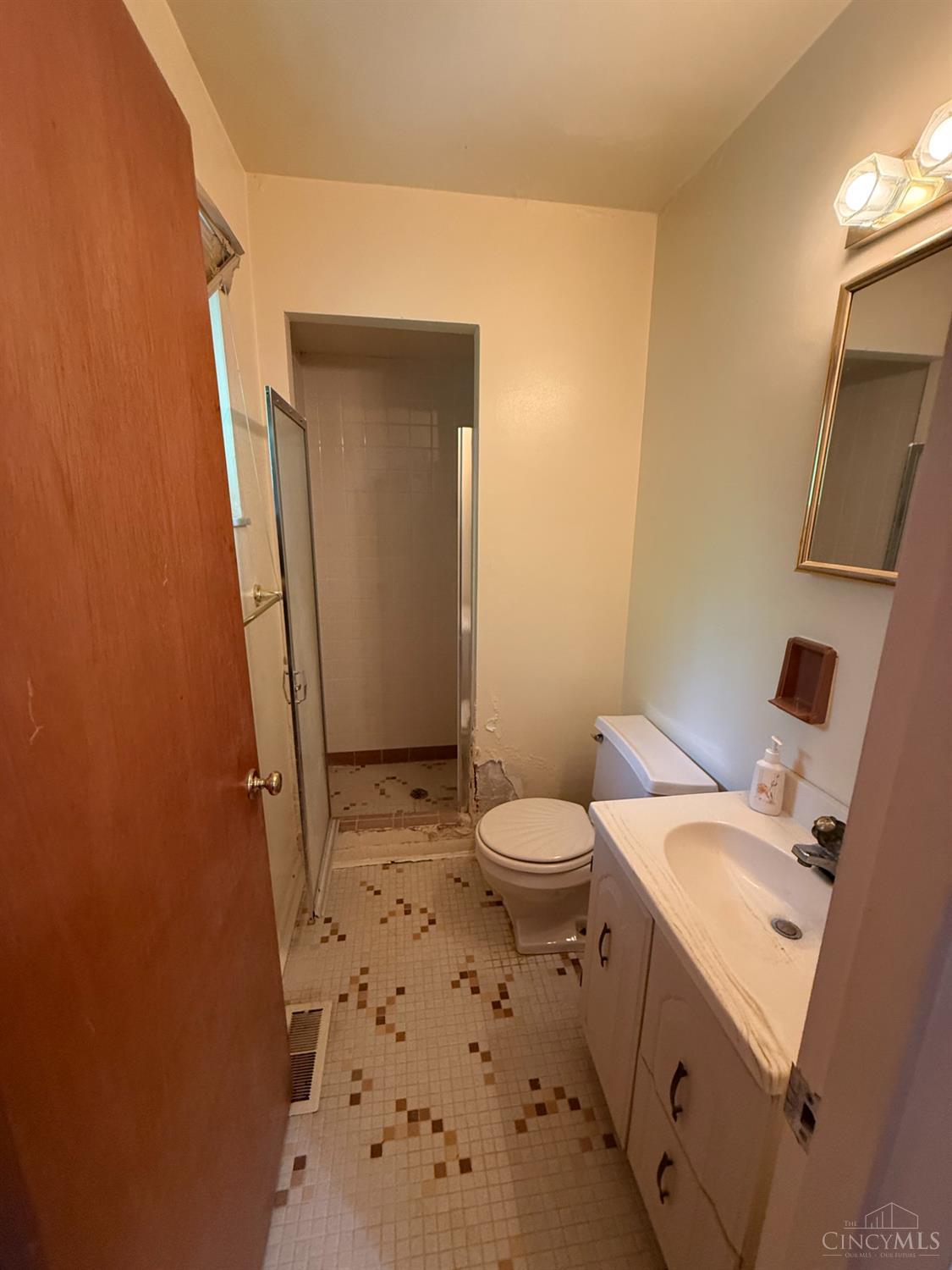 2848 Orland Avenue Cincinnati, OH 45211 - Photo 7 of 22