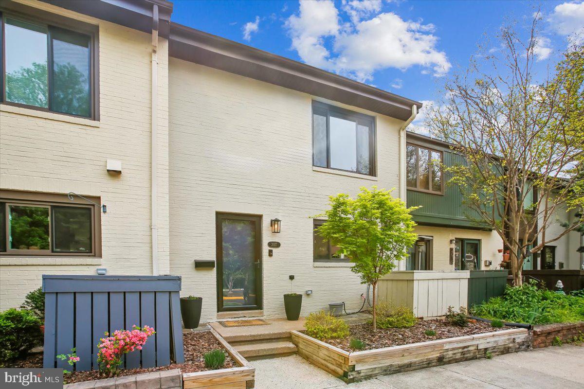 Stunning Townhome in Golf Course Square!