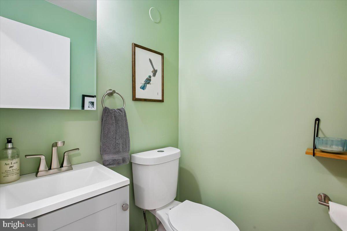 2017 Sarazen Place Reston, VA 20191 - Photo 18 of 52 Powder room off the Hallway SEE VIRTUAL TOUR