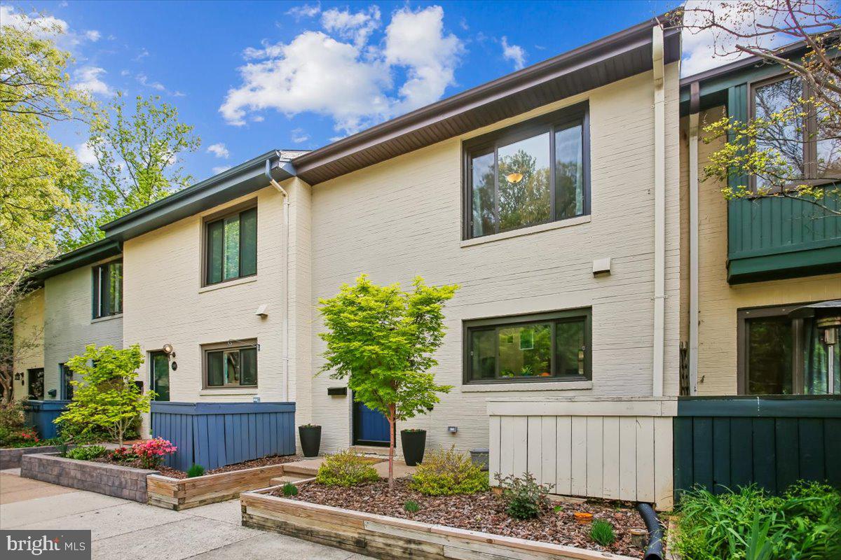 2017 Sarazen Place Reston, VA 20191 - Photo 2 of 52 Character, style and convenience converge!