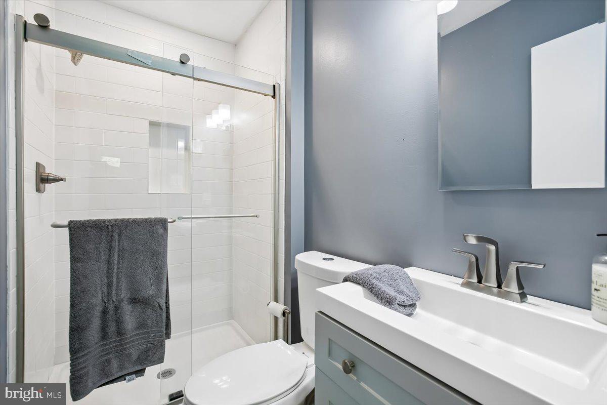 2017 Sarazen Place Reston, VA 20191 - Photo 23 of 52 RARE FIND in the community - A FULL SIZED SHOWER !