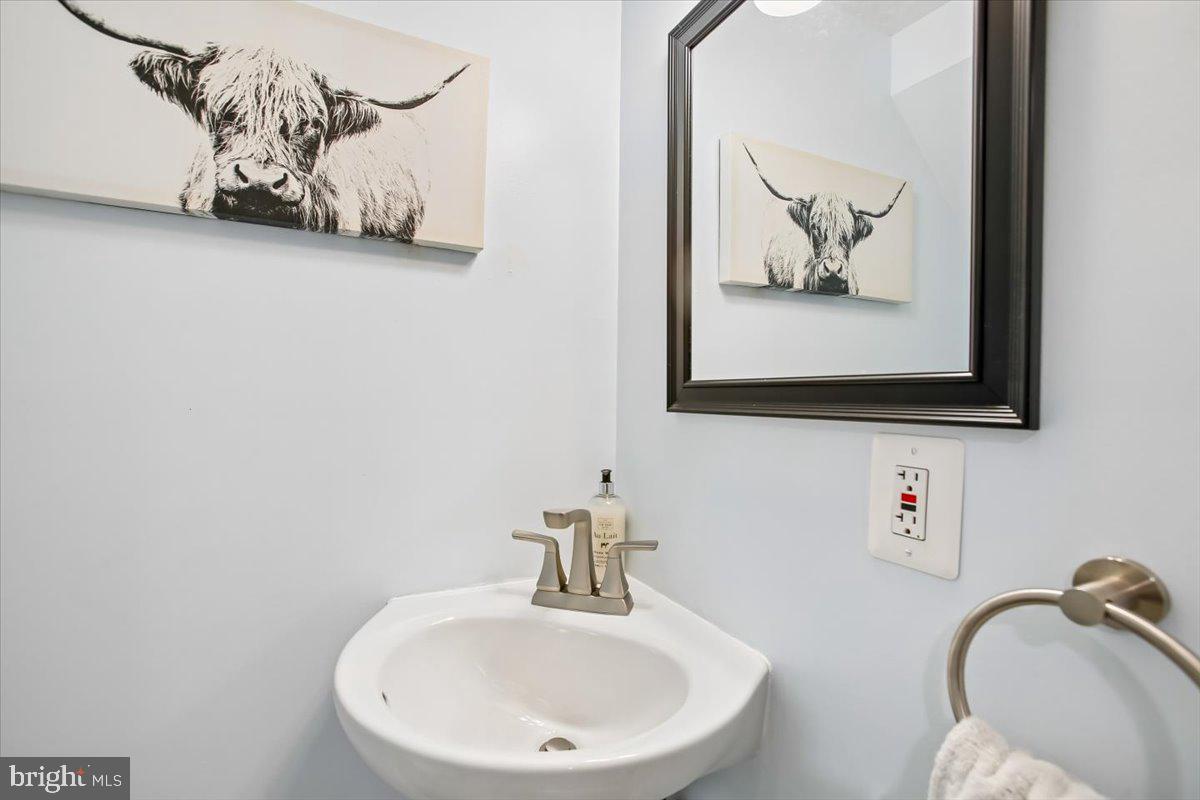 2017 Sarazen Place Reston, VA 20191 - Photo 32 of 52 Rare 2nd Half Bath on this level!