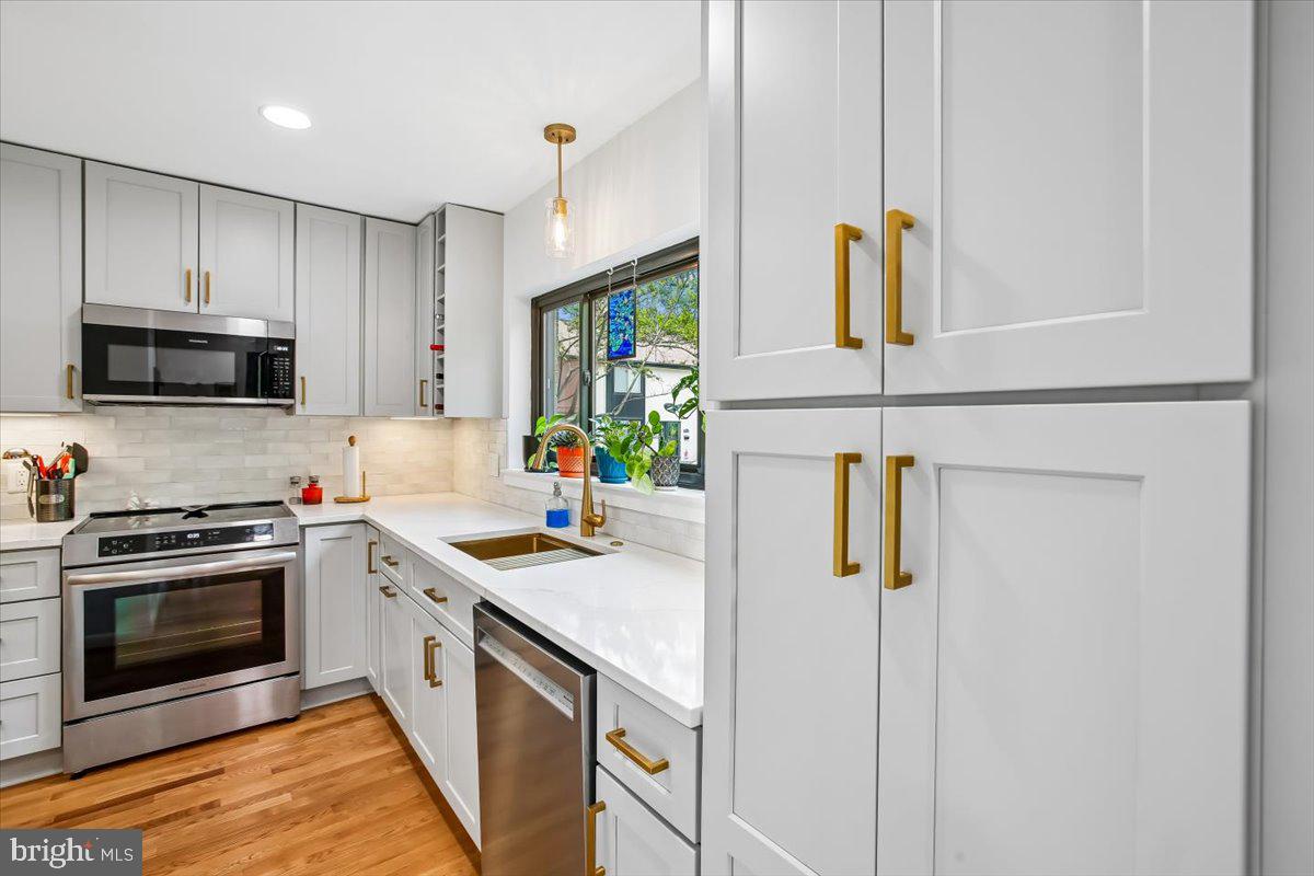 2017 Sarazen Place Reston, VA 20191 - Photo 7 of 52 Completely Updated Kitchen includes a Pantry!