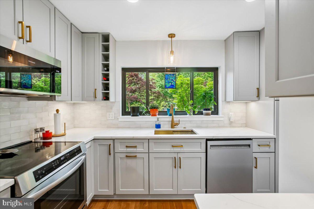 2017 Sarazen Place Reston, VA 20191 - Photo 8 of 52 Notice the view and all the Quartz Counterspace!