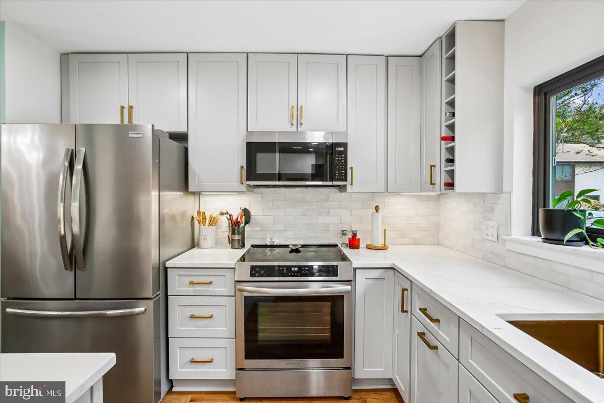 2017 Sarazen Place Reston, VA 20191 - Photo 9 of 52 Abundant cabinets for storage as well!