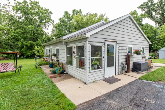 a view of a house with backyard