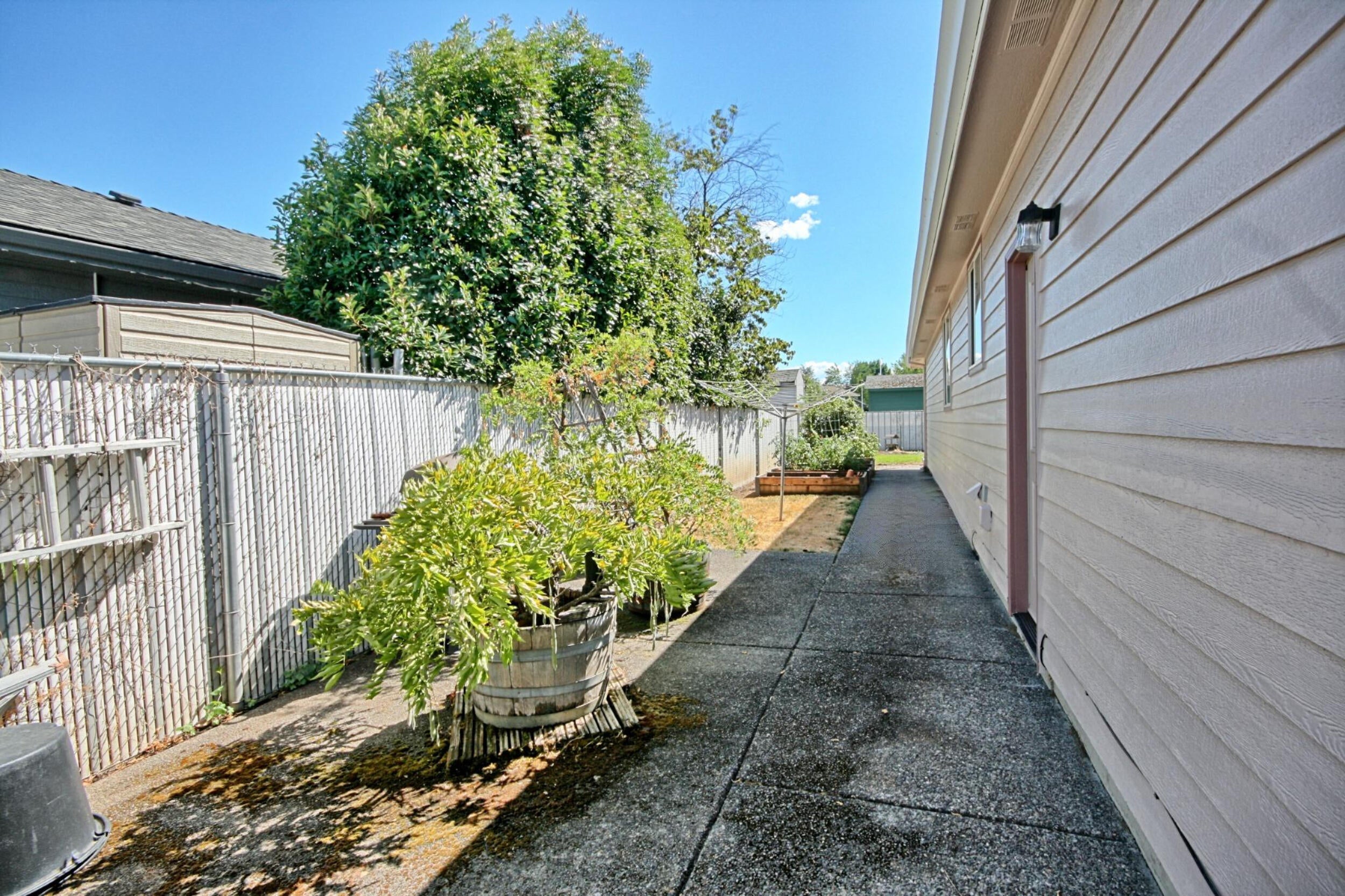 841 Brandon Street Central Point, OR 97502 - Photo 40 of 41 room for small RV