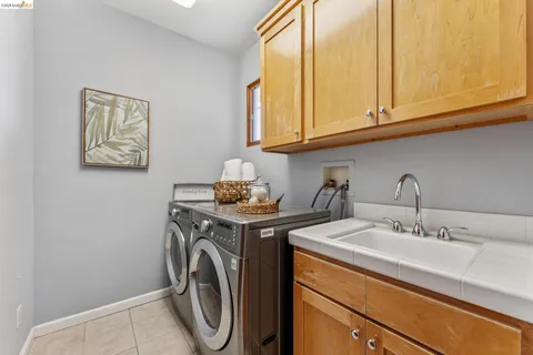 $1,899,000 | 13454 Campus Drive, Oakland, CA 94619
