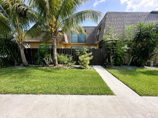 $2,550 | 303 Waterview Drive, Palm Springs, FL 33461