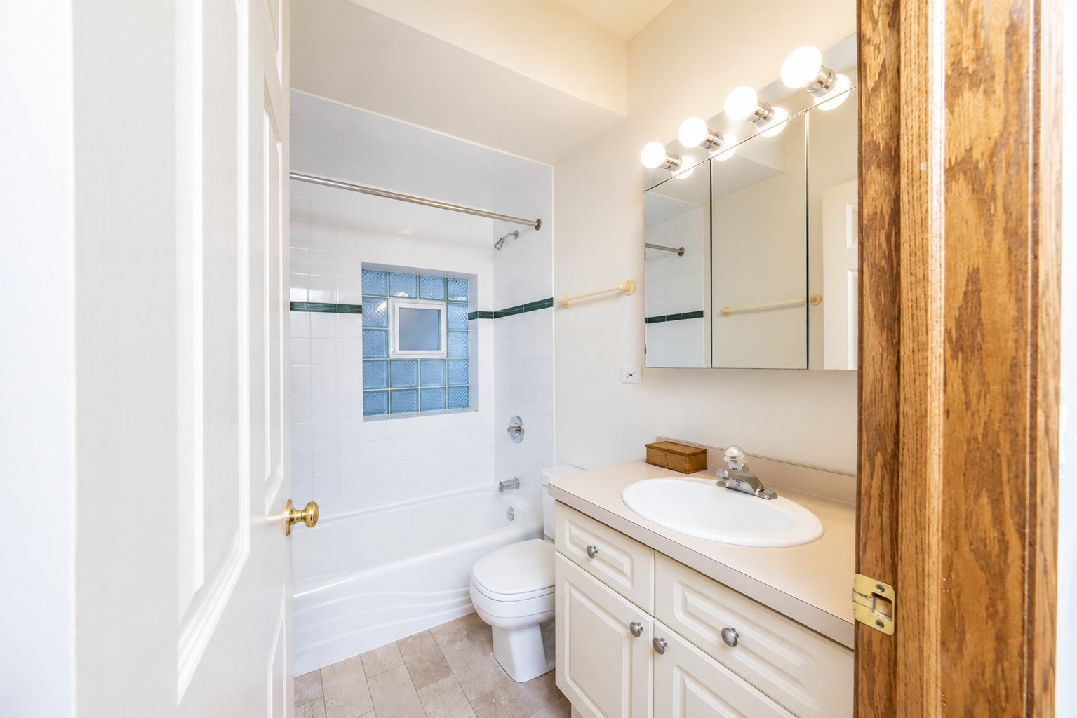 3240 North Racine Avenue, Unit 2 Chicago, IL 60657 - Photo 13 of 16 Gallery Image 13