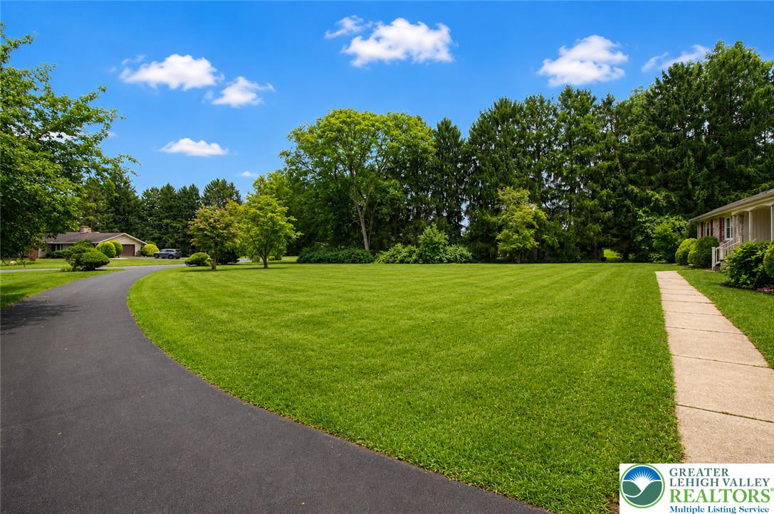 1000 Wedgewood Road Bethlehem, PA 18017 - Photo 7 of 40 Front Yard