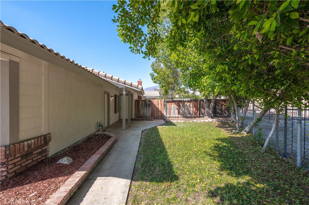 27394 Rustic Lane Highland, CA 92346 - Photo 4 of 41