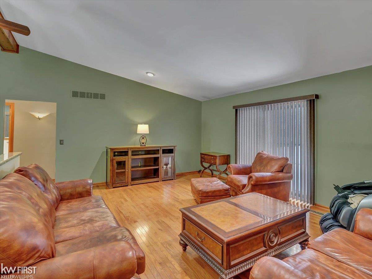 2199 South State Road Davison, MI 48423 - Photo 4 of 45 50165478-95925b93-5e3e-447d-b0c6-fcf8d1411b49.JPG