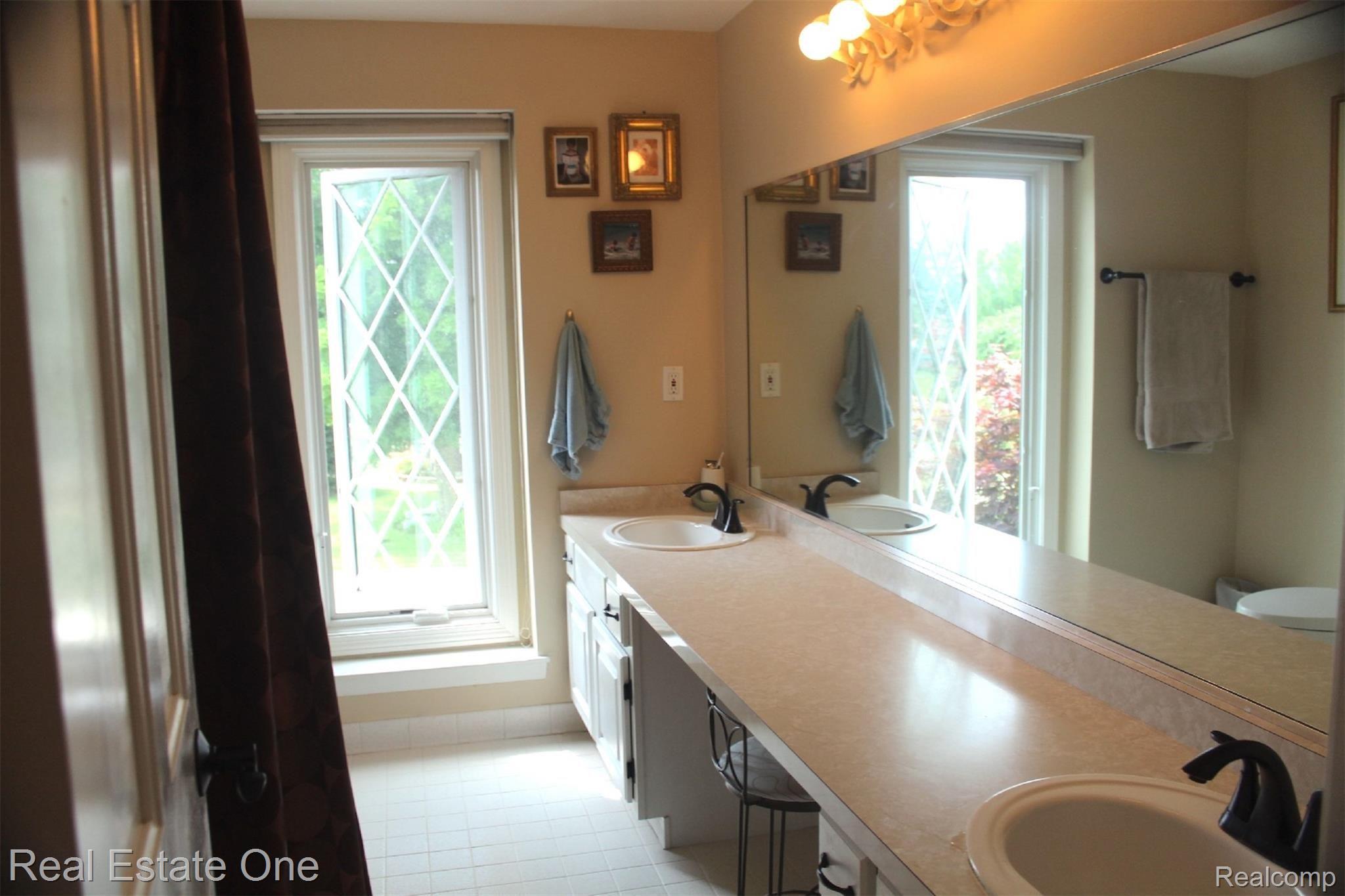 42244 Waterfall Road Northville, MI 48168 - Photo 38 of 55 boys bath 3.JPG