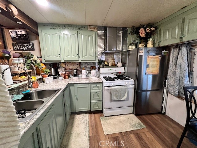 13892 Pioneer Road Apple Valley, CA 92307 - Photo 5 of 11 Kitchen