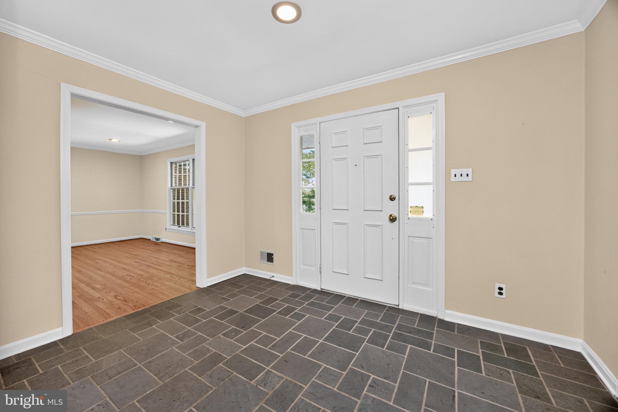 10 Chilton Road Wilmington, DE 19803 - Photo 4 of 74 Light-filled foyer.