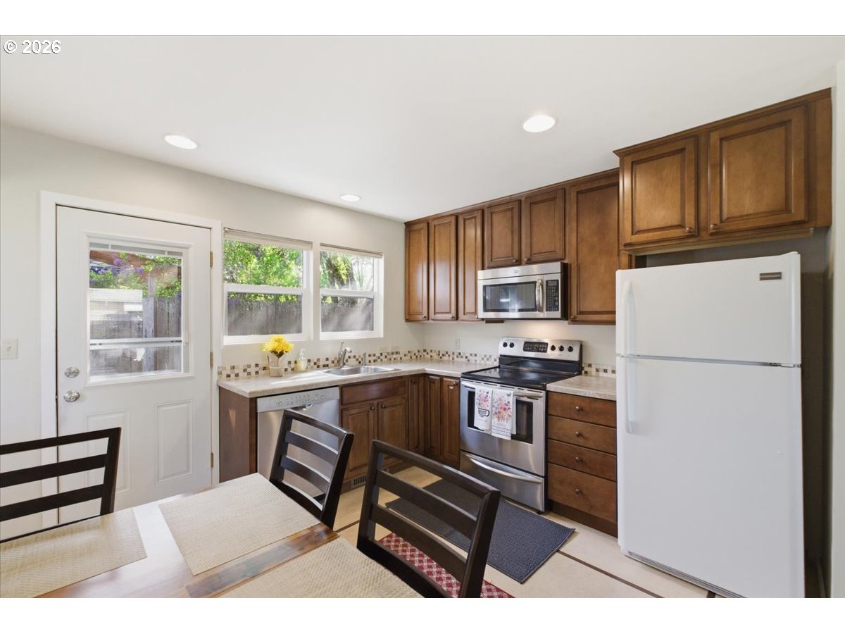 936 Northwest 34th Street Corvallis, OR 97330 - Photo 3 of 33