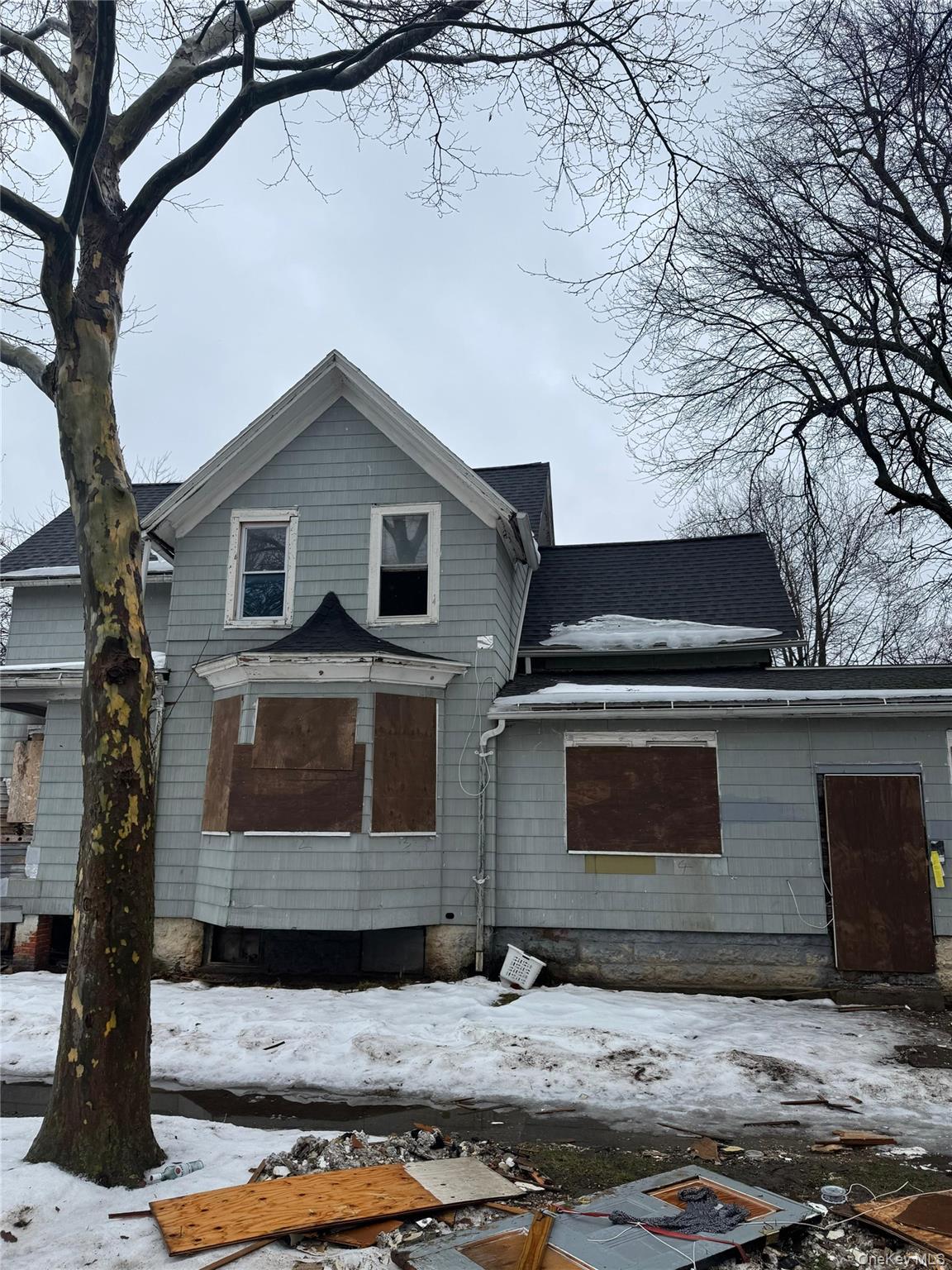 277 Lexington Avenue Rochester, NY 14613 - Photo 2 of 4 View of front of home with roof with shingles