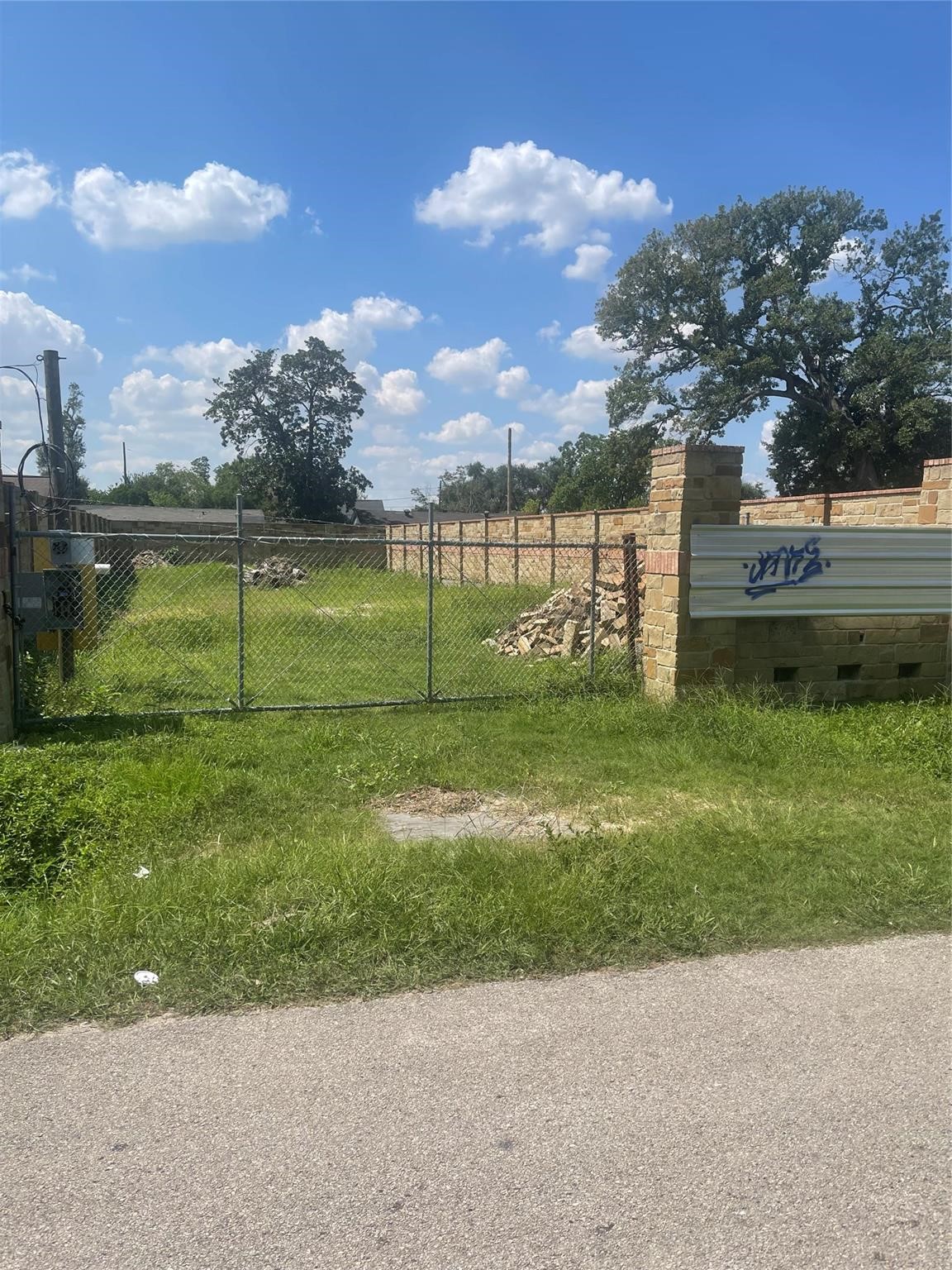 7317 Roswell Street Houston, TX 77022 - Photo 4 of 5 a view of a park