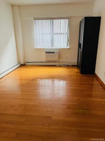 $2,900 | 147-20 35th Avenue, Unit 2F | Murray Hill - Flushing