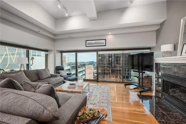 $429,950 | 1101 Walnut Street, Unit 1009, Kansas City, MO 64106