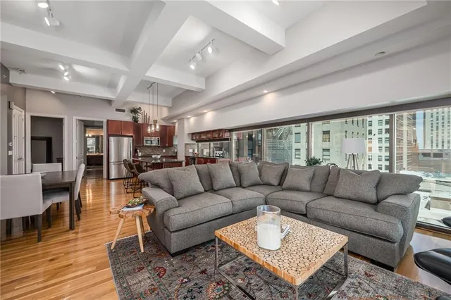 $429,950 | 1101 Walnut Street, Unit 1009, Kansas City, MO 64106
