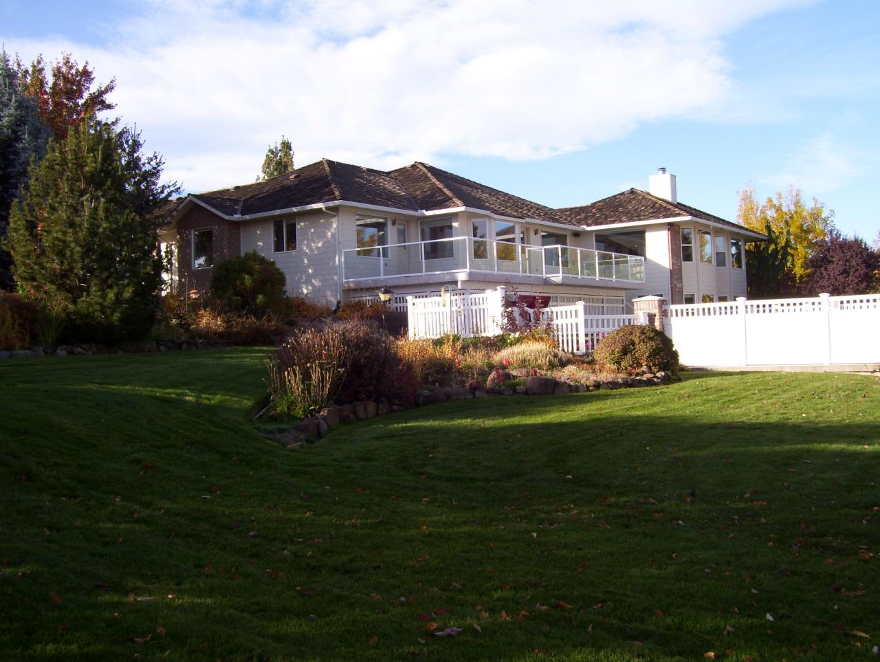 528 South Hennessy Road Yakima, WA 98908 - Photo 2 of 26 a front view of house with yard and green space