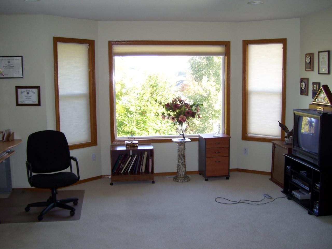 528 South Hennessy Road Yakima, WA 98908 - Photo 15 of 26 a view of a workspace with furniture and a window