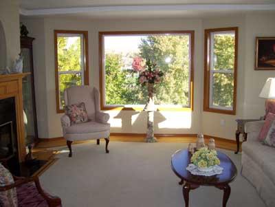 528 South Hennessy Road Yakima, WA 98908 - Photo 17 of 26 a living room with furniture and a window
