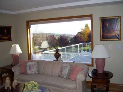528 South Hennessy Road Yakima, WA 98908 - Photo 19 of 26 a living room with furniture and a window