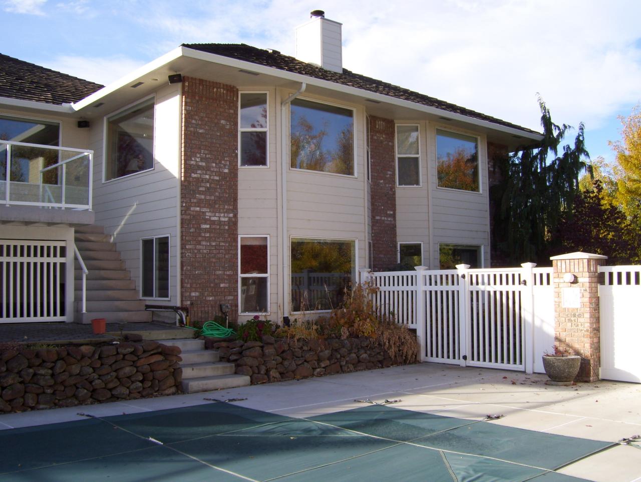 528 South Hennessy Road Yakima, WA 98908 - Photo 3 of 26 a front view of a house with a garden