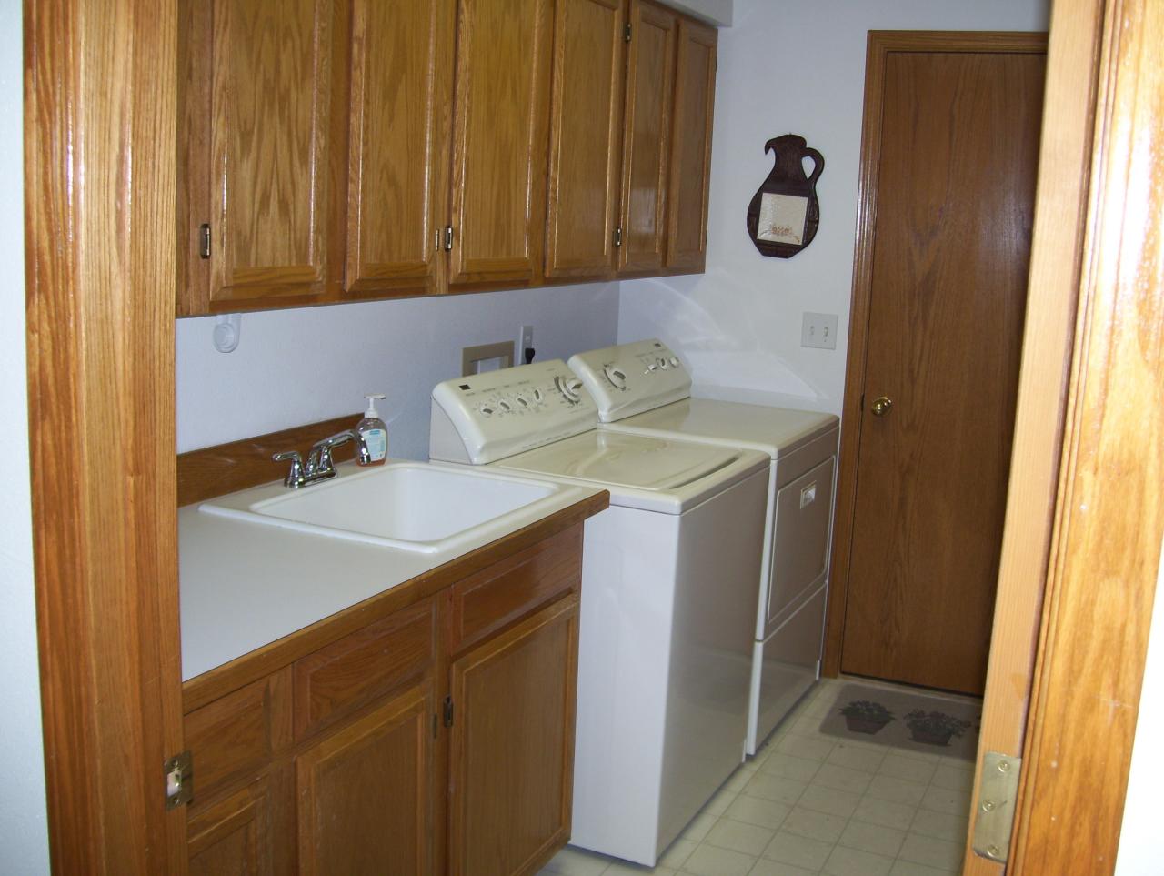 528 South Hennessy Road Yakima, WA 98908 - Photo 25 of 26 a utility room with dryer and washer