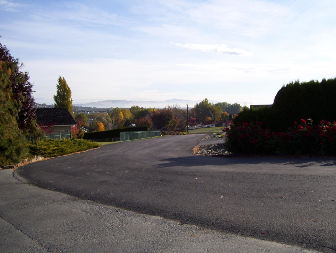528 South Hennessy Road Yakima, WA 98908 - Photo 26 of 26 a view of dirt road with a building in the background