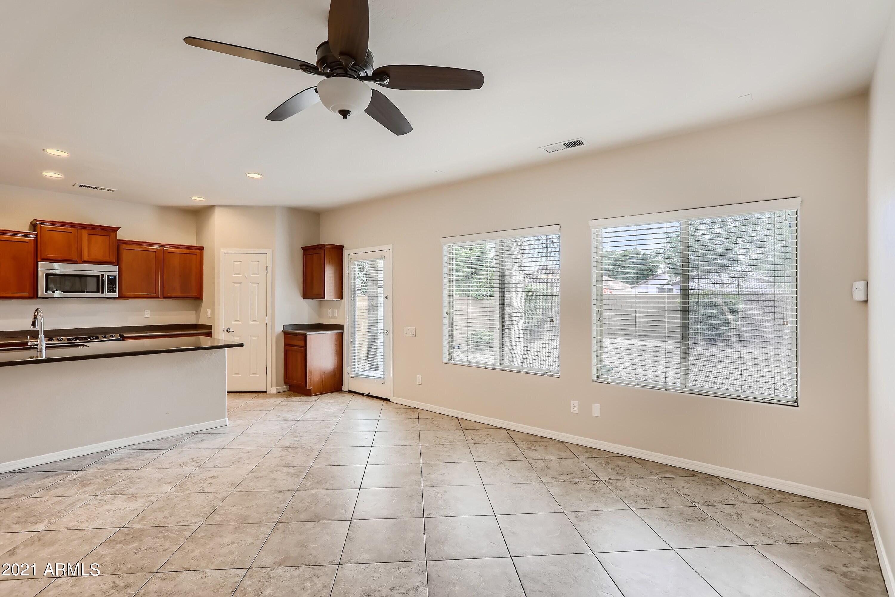2039 West Kathleen Road Phoenix, AZ 85023 - Photo 13 of 33 Family Room
