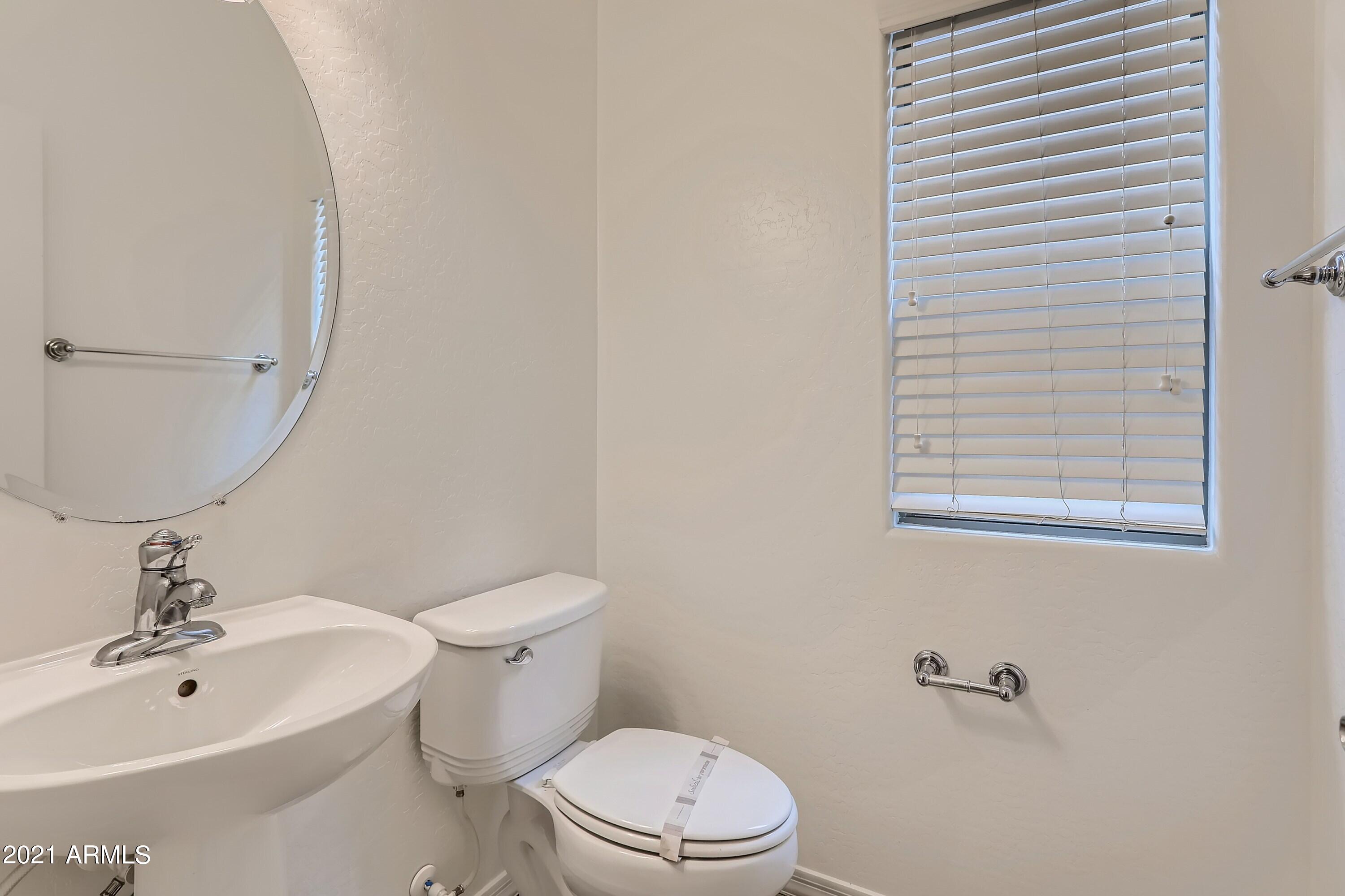 2039 West Kathleen Road Phoenix, AZ 85023 - Photo 15 of 33 Powder Room