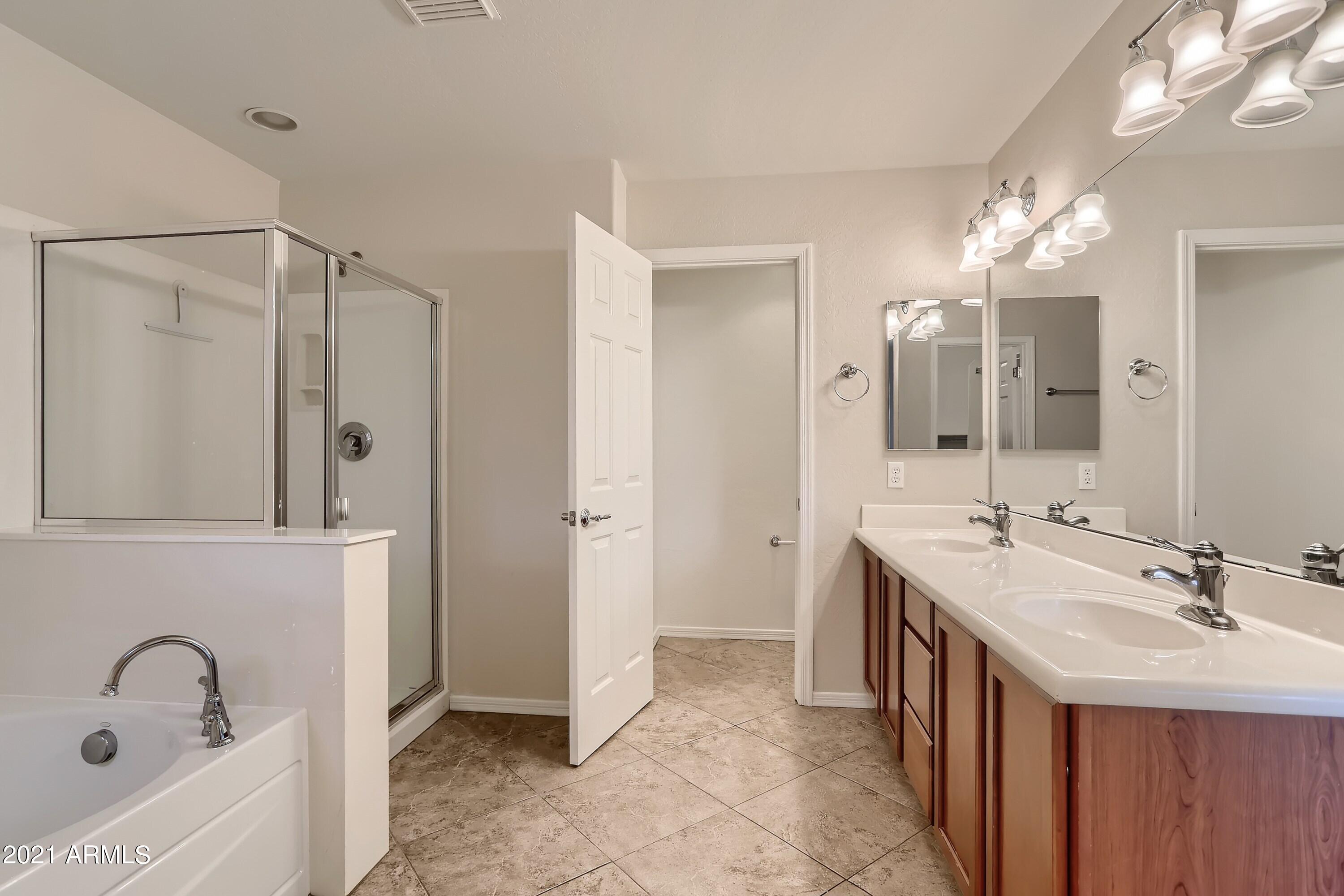2039 West Kathleen Road Phoenix, AZ 85023 - Photo 20 of 33 2nd Floor Primary Bathroom