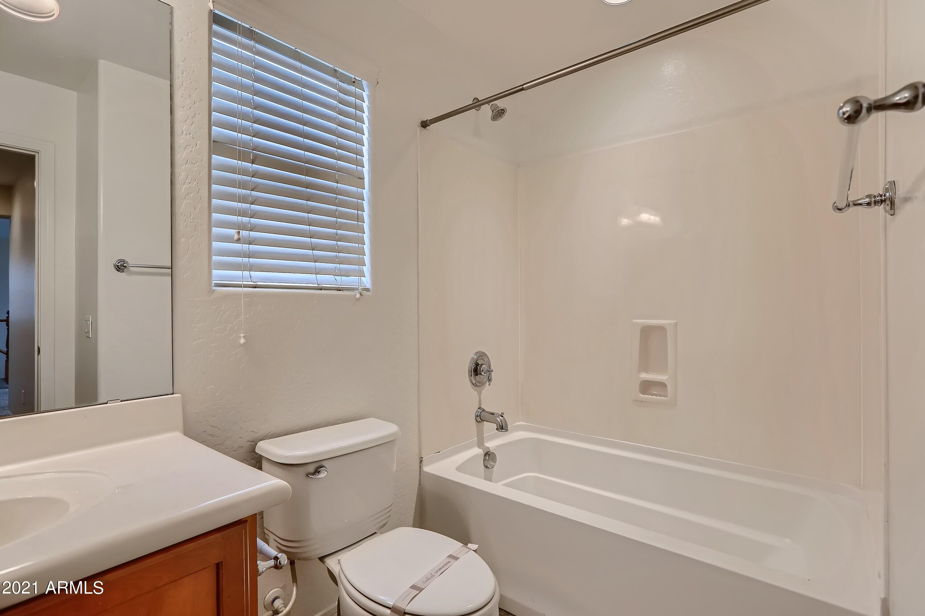 2039 West Kathleen Road Phoenix, AZ 85023 - Photo 24 of 33 2nd Floor Bathroom