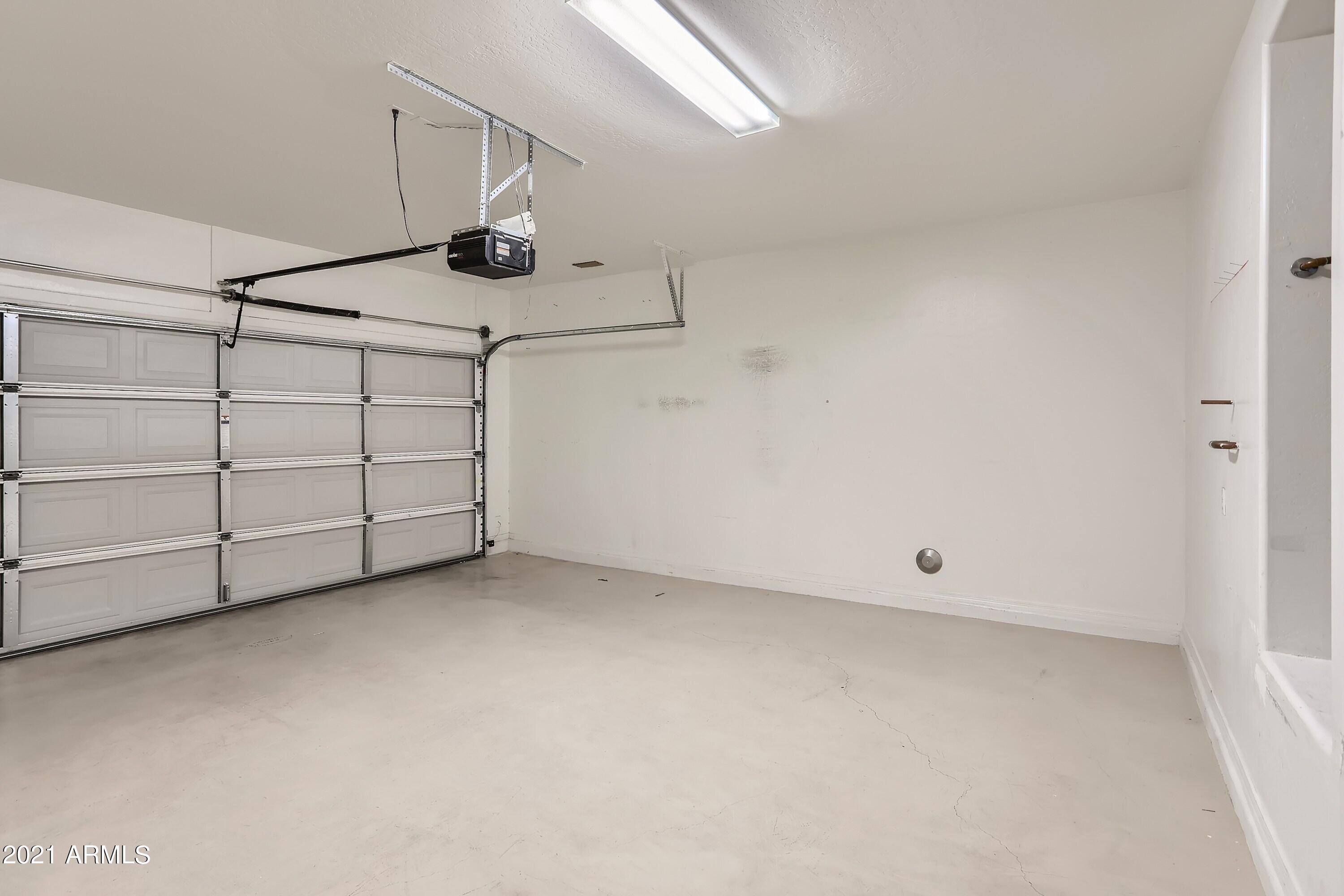 2039 West Kathleen Road Phoenix, AZ 85023 - Photo 29 of 33 Garage