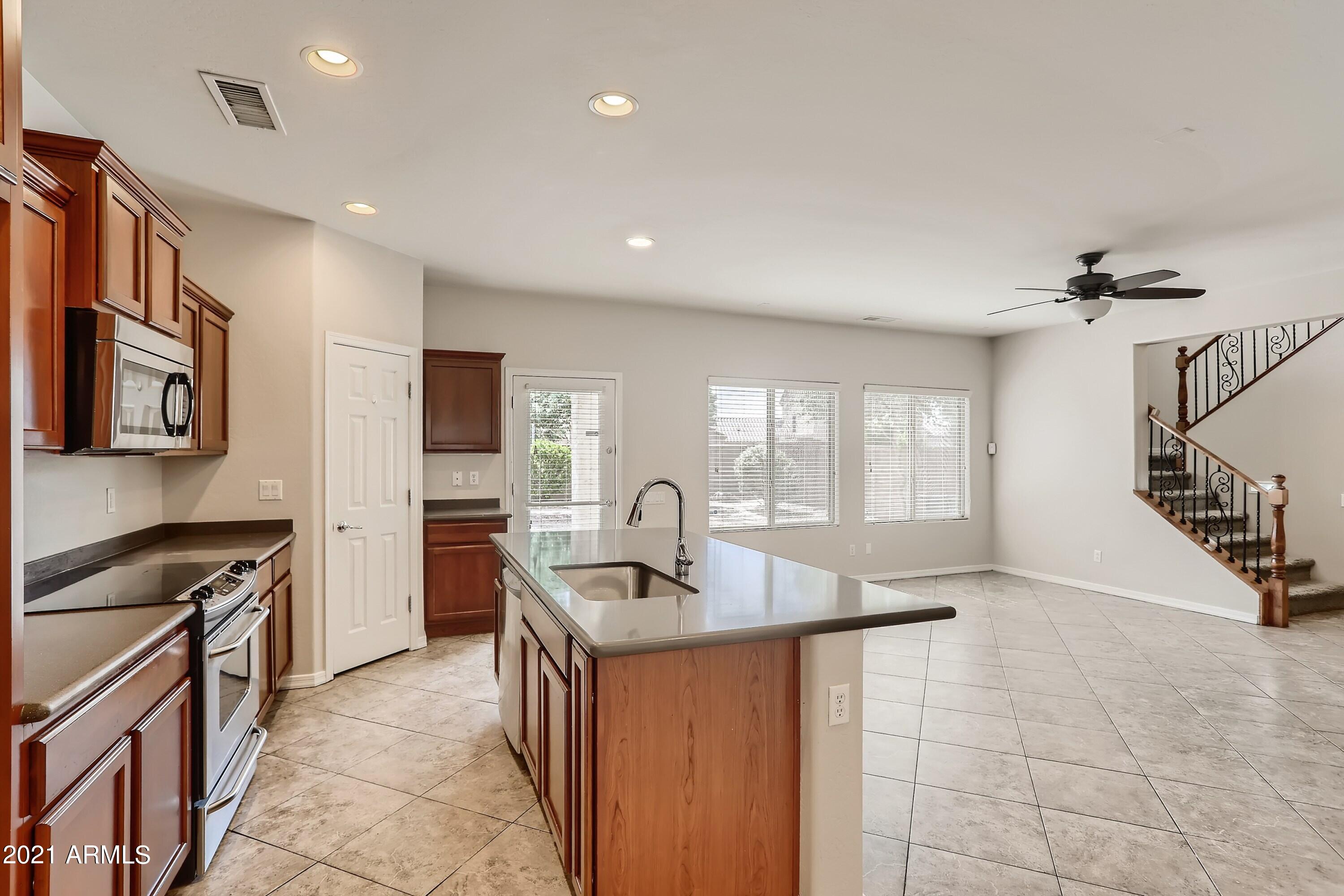 2039 West Kathleen Road Phoenix, AZ 85023 - Photo 8 of 33 Kitchen