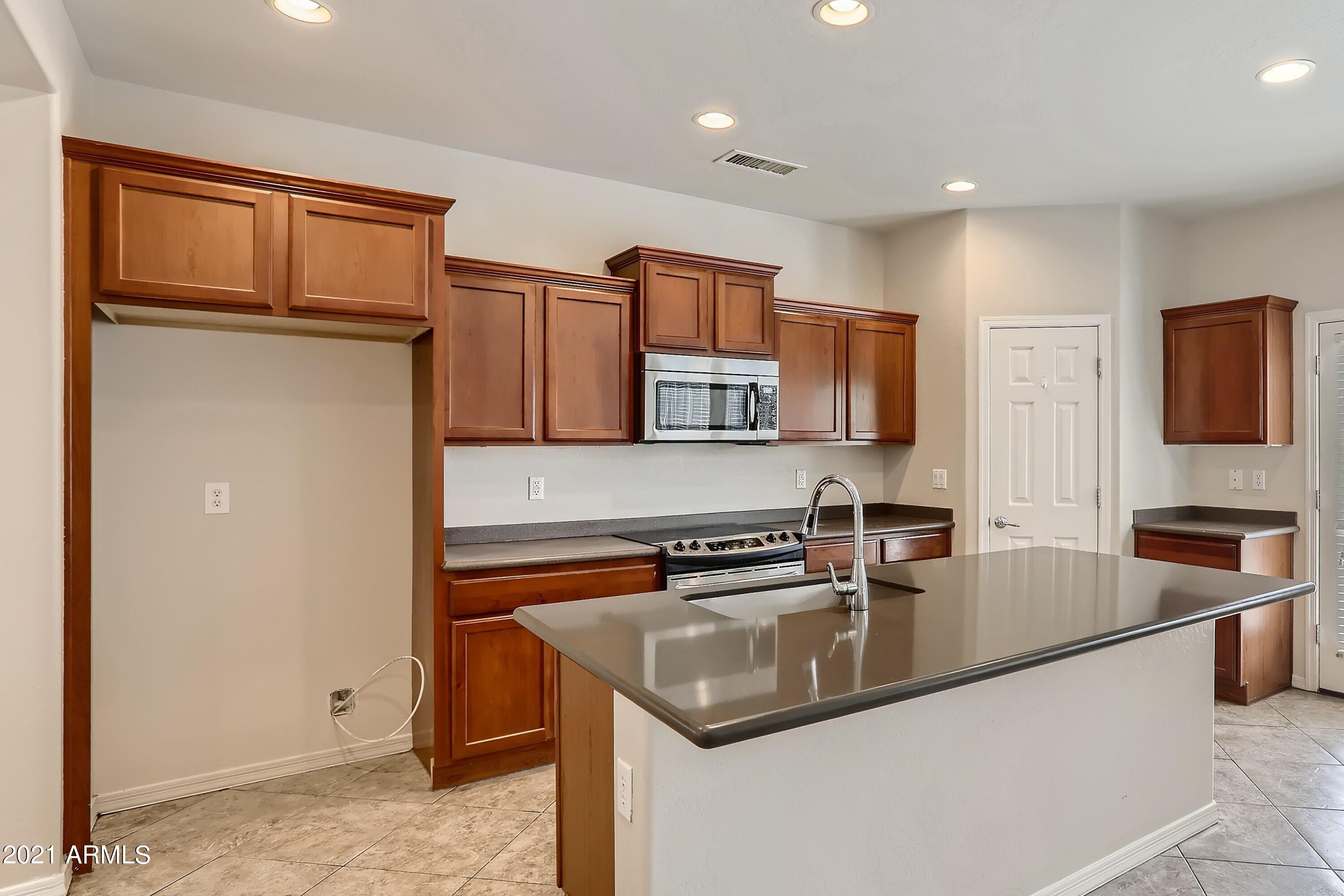 2039 West Kathleen Road Phoenix, AZ 85023 - Photo 9 of 33 Kitchen