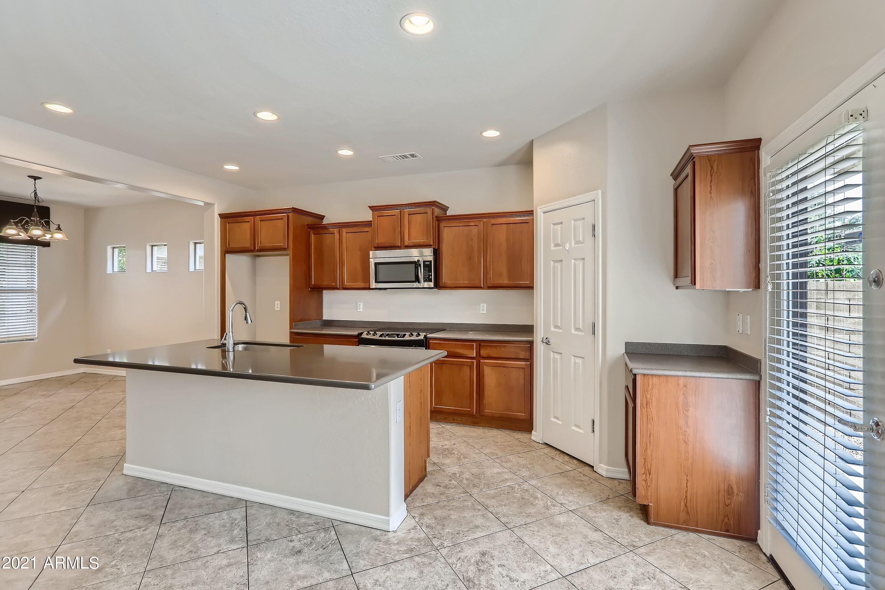 2039 West Kathleen Road Phoenix, AZ 85023 - Photo 10 of 33 Kitchen