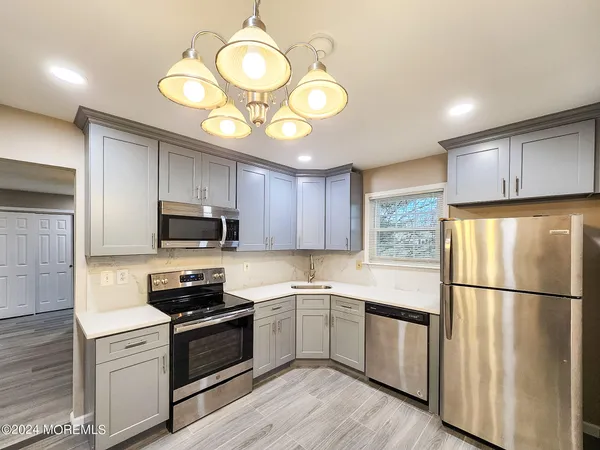 $2,500 | 3 D John Adams Court, Monroe Township, NJ 08831