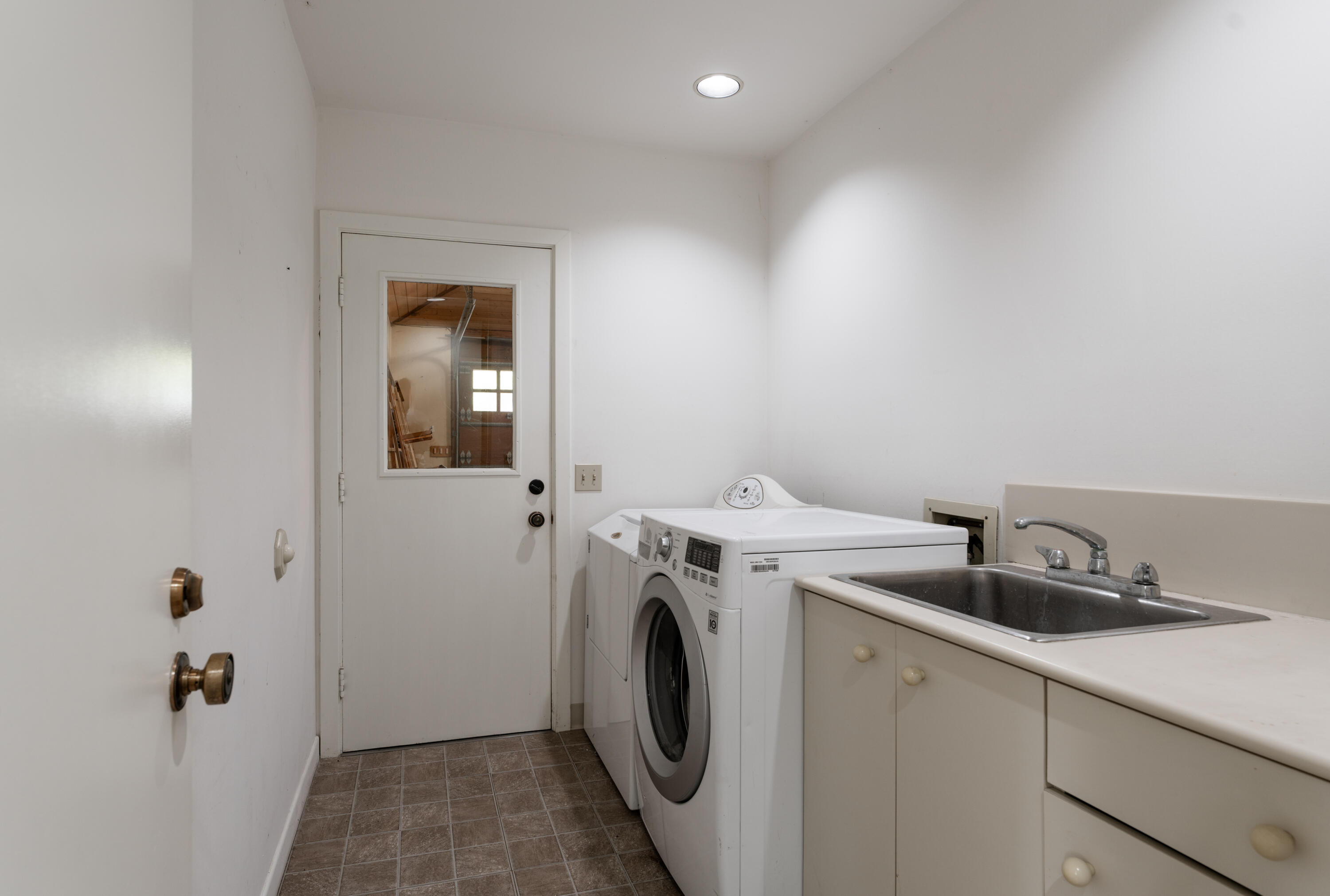 690 San Ysidro Road Montecito, CA 93108 - Photo 20 of 34 a utility room with dryer and washer