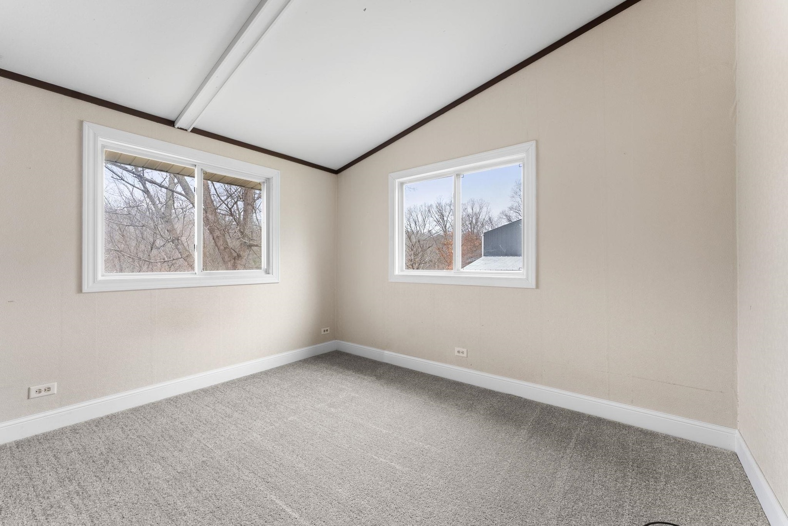 1920 River Vista Road Muscatine, IA 52761 - Photo 19 of 24 an empty room with windows